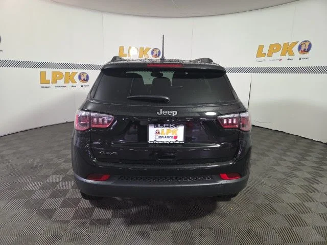 New 2026 Diamond Black Crystal Pearl-Coat Exterior Paint Jeep Latitude image 6