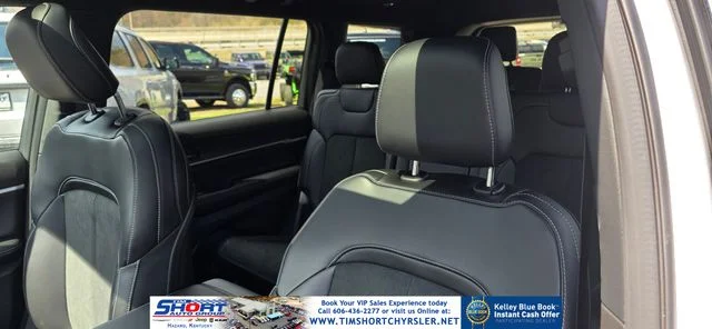New 2026 Bright White Clear-Coat Exterior Paint Jeep Altitude image 30