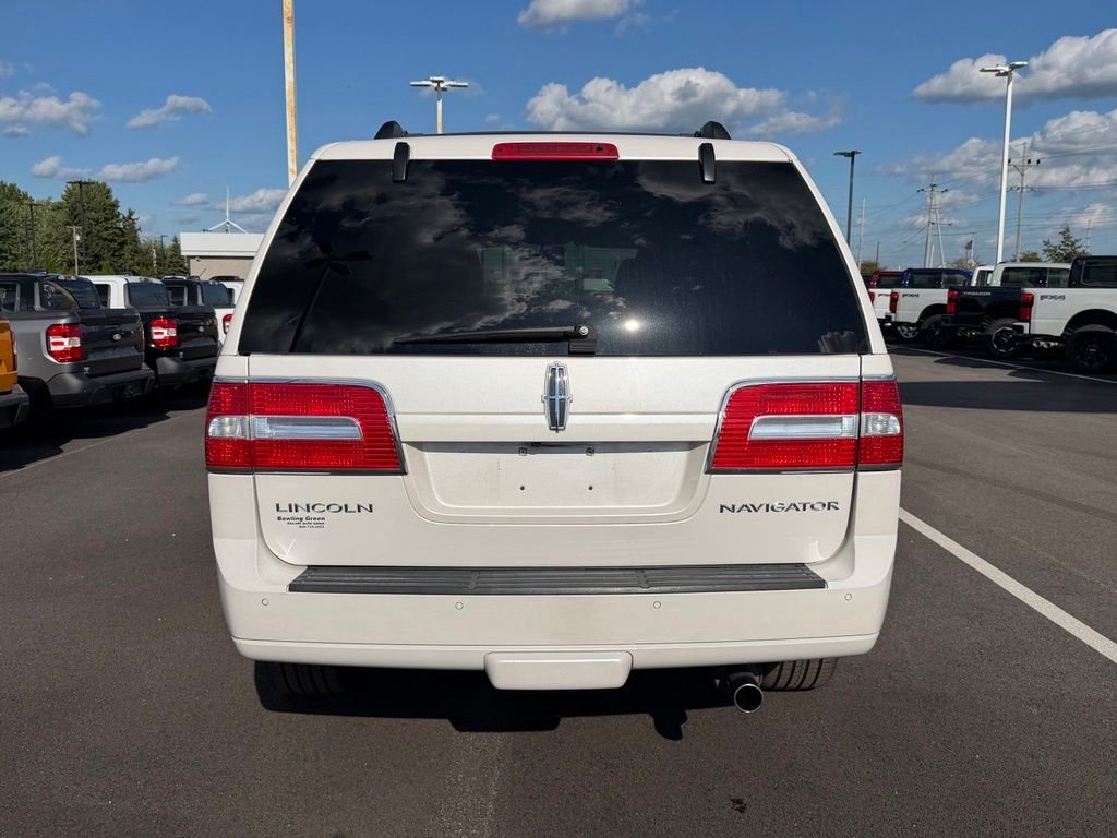 Used 2014 White Lincoln Base image 6