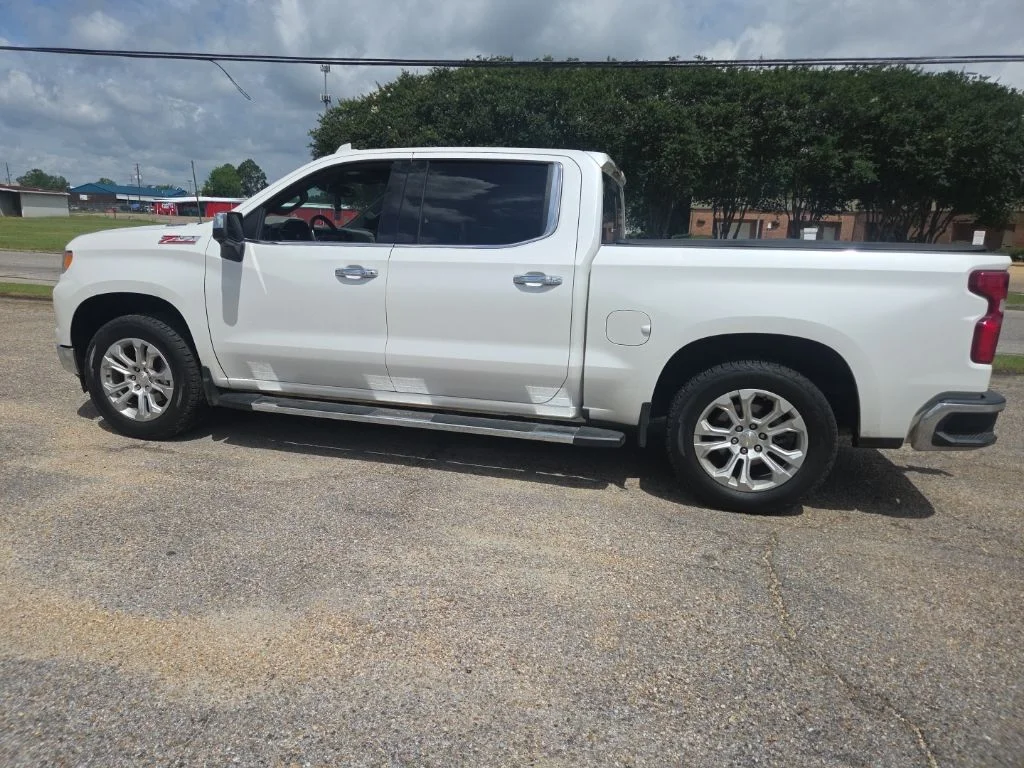 Used 2023 Iridescent Pearl Tricoat Chevrolet LTZ image 6