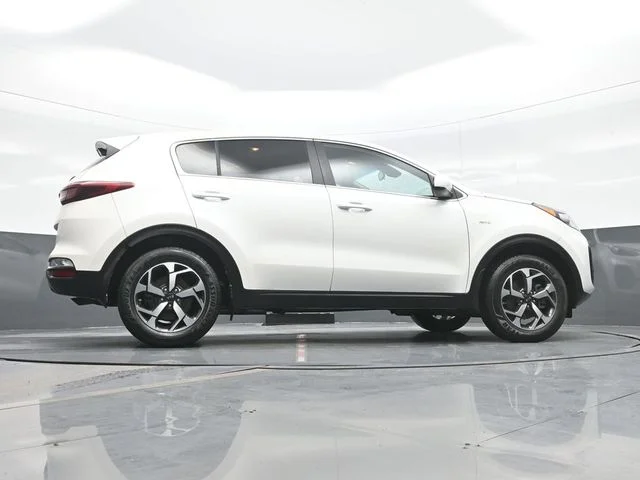 Used 2022 White Kia LX image 25