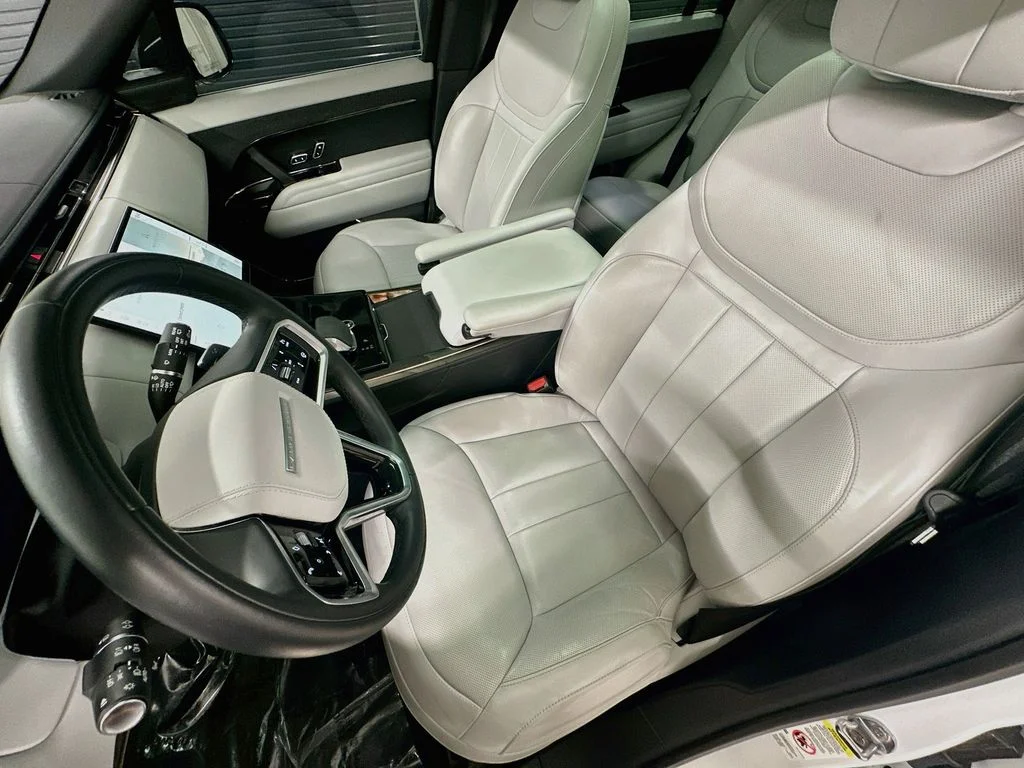 Used 2024 Fuji White Land Rover SE image 5