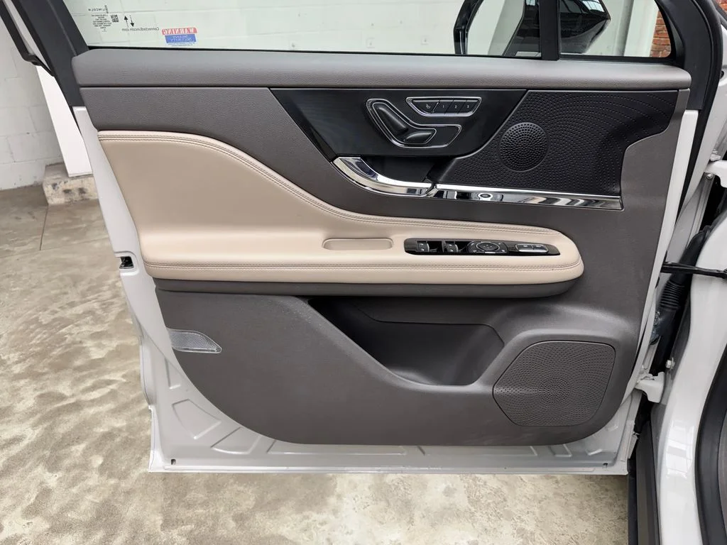 Used 2023 Pearl Metallic Lincoln Standard image 10