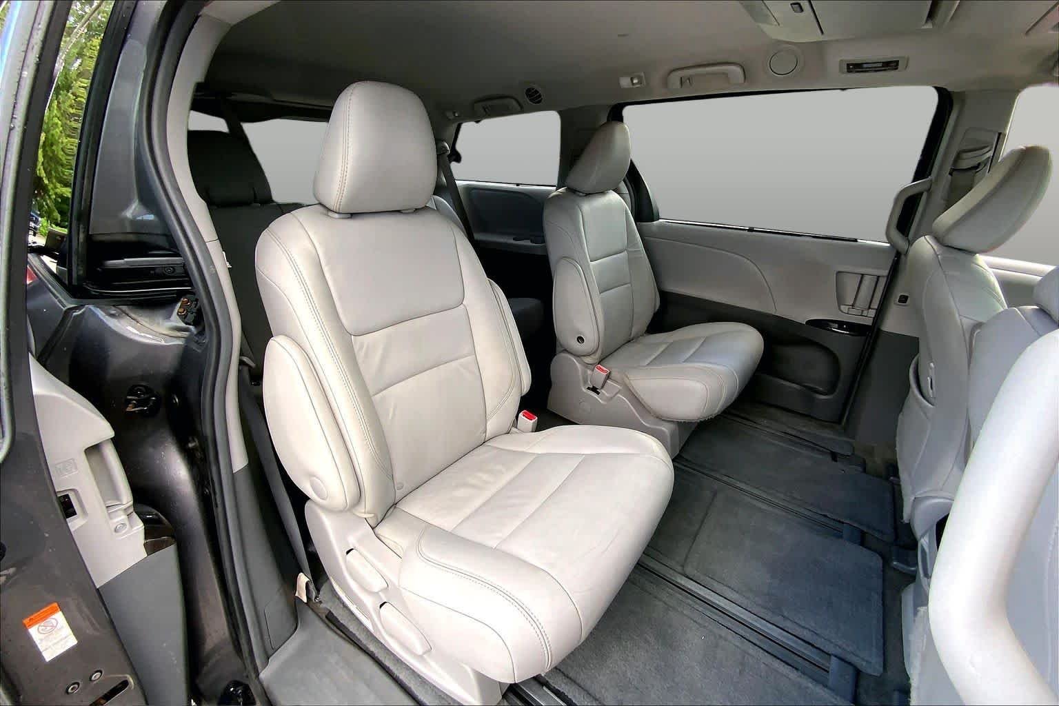 Used 2017 Predawn Gray Mica Toyota XLE Premium image 20