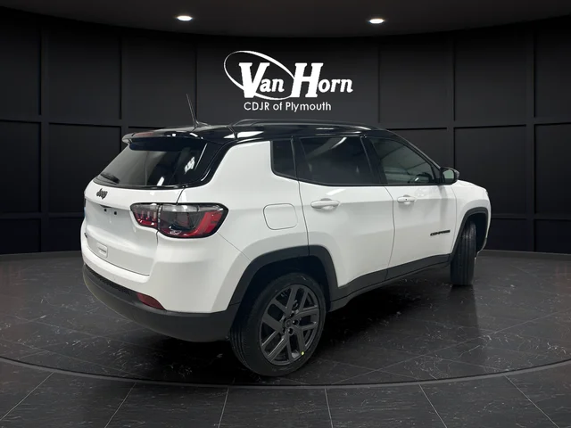 New 2026 Bright White Clear-Coat Exterior Paint Jeep Limited image 3