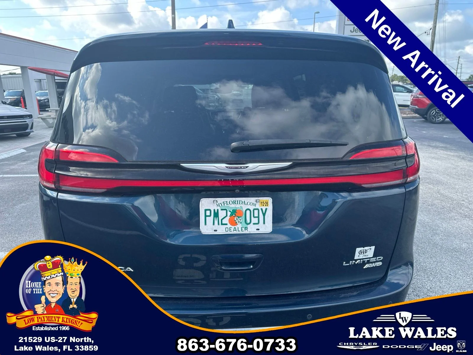 Used 2022 Blue Chrysler Limited image 4