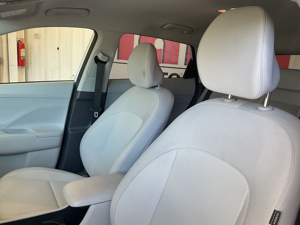 Used 2025 White Hyundai SEL image 15