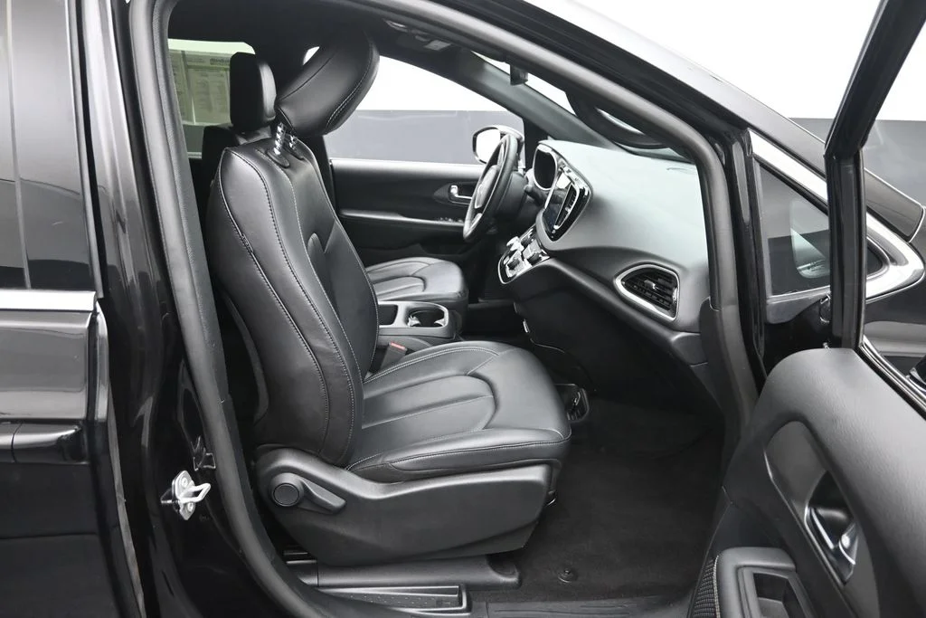 Used 2025 Black Chrysler Select image 9