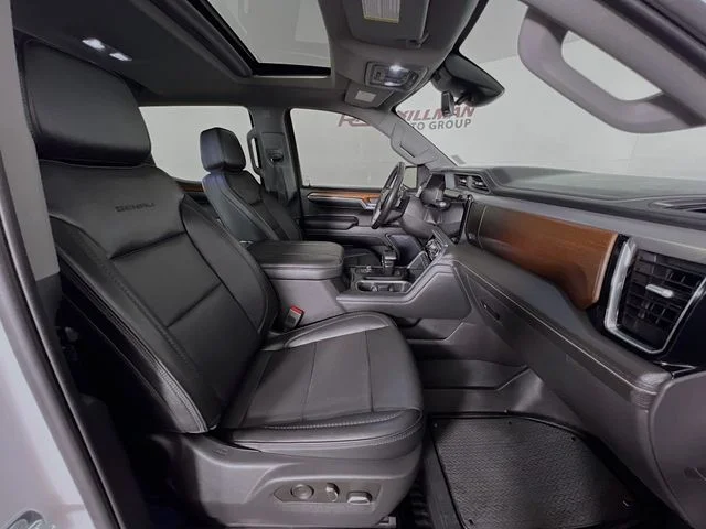 Used 2023 White GMC Denali image 43
