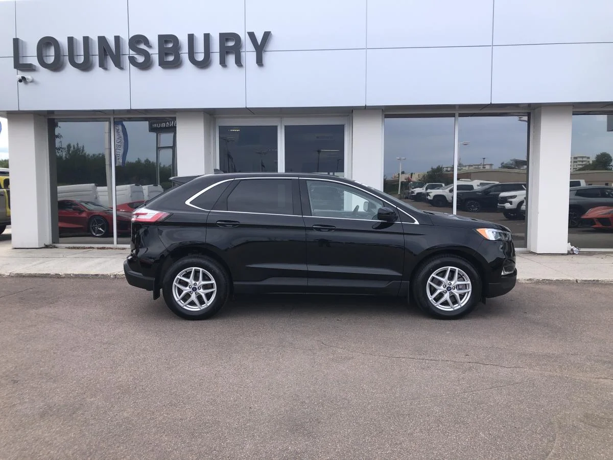 Used 2022 Black Ford SEL AWD image 2