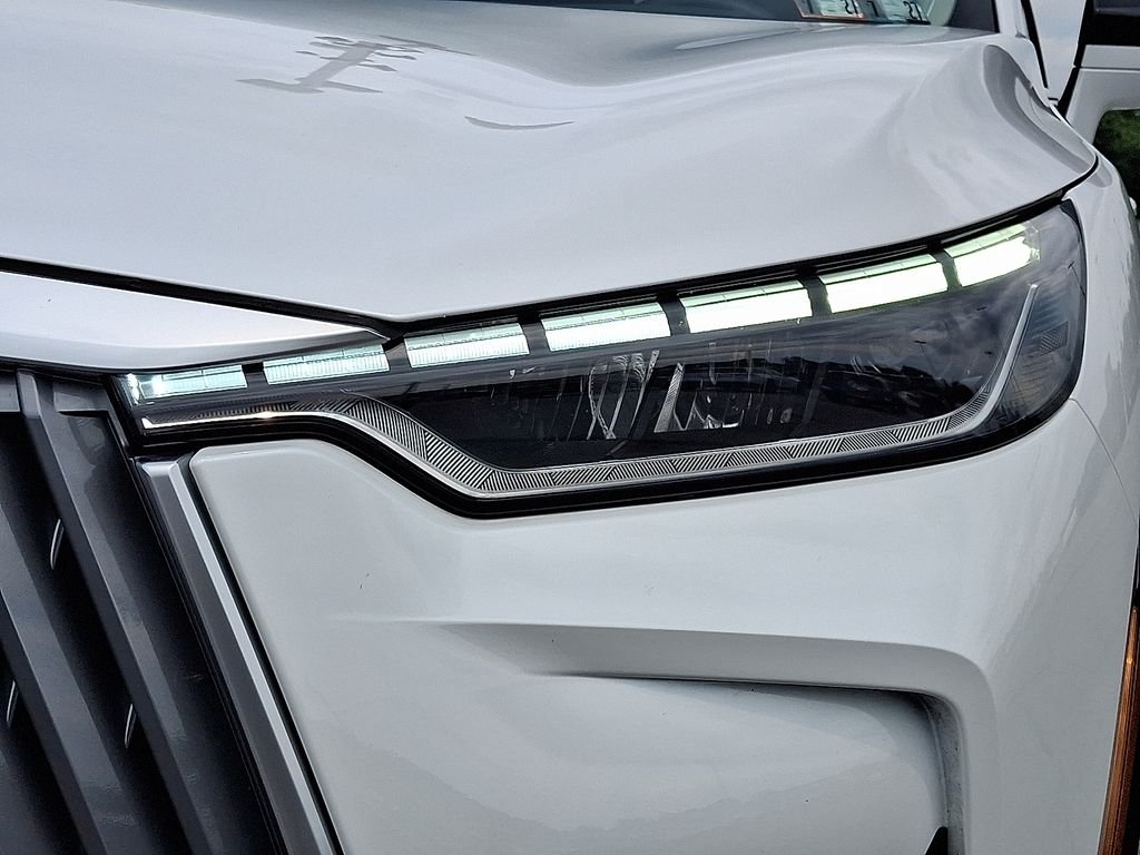 Used 2026 White INFINITI LUXE image 10