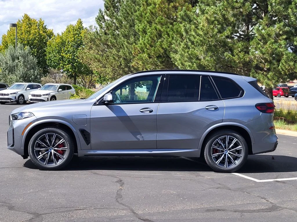 New 2026 Skyscraper Grey Metallic BMW xDrive50e image 7