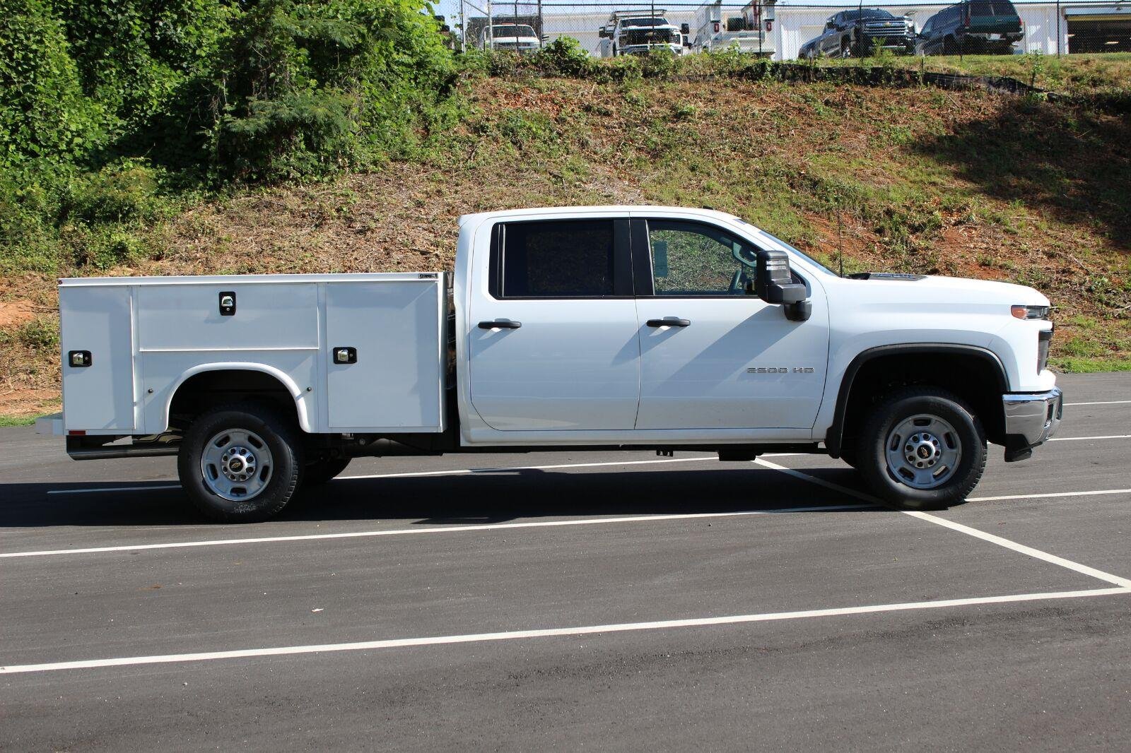 New 2026 Summit White Chevrolet WT image 8