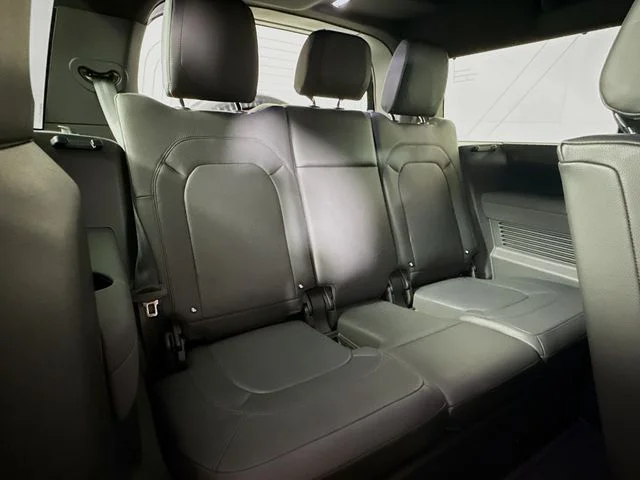 Used 2023 Black Land Rover X-Dynamic SE image 29