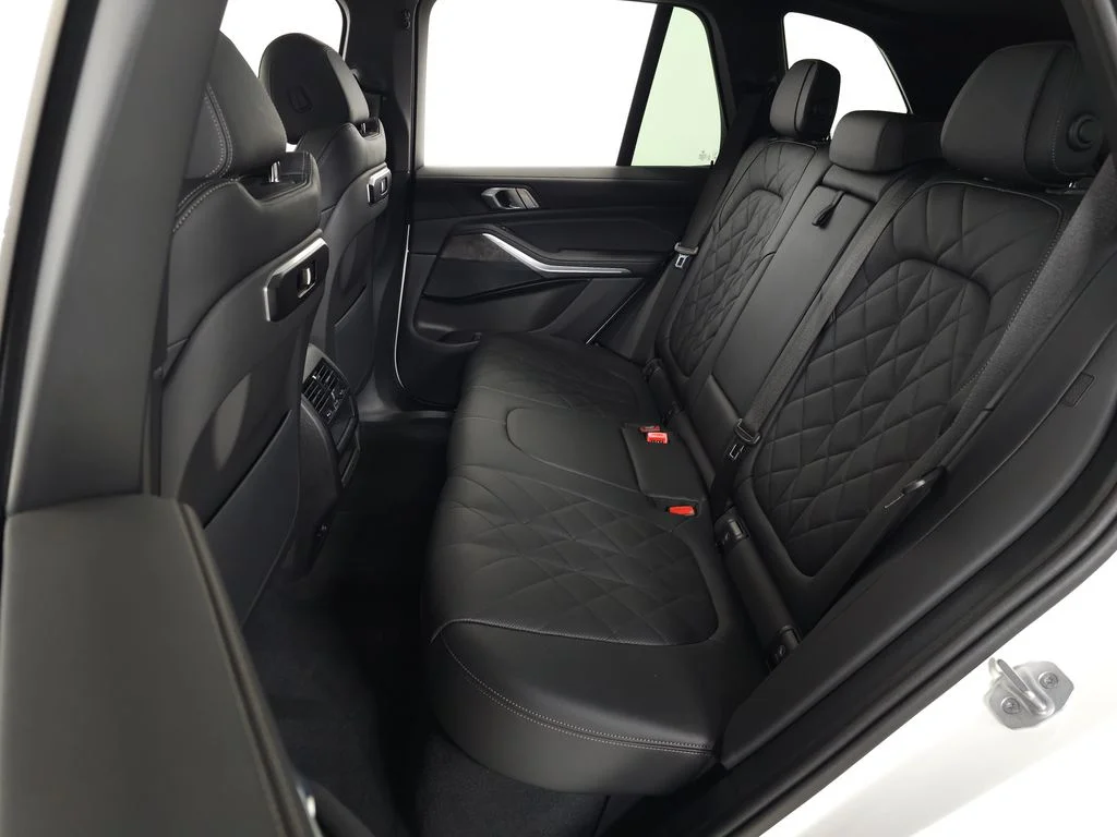 Used 2025 White BMW xDrive40i image 35