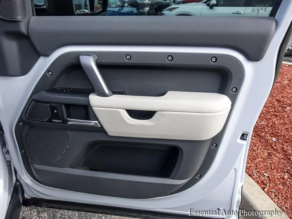 2023 Land Rover Defender X-Dynamic SE - Photo 27