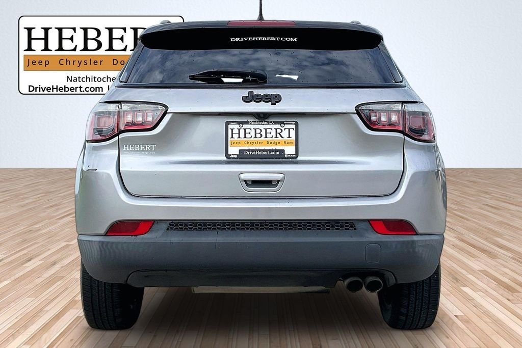 Used 2019 Silver Jeep Latitude image 3