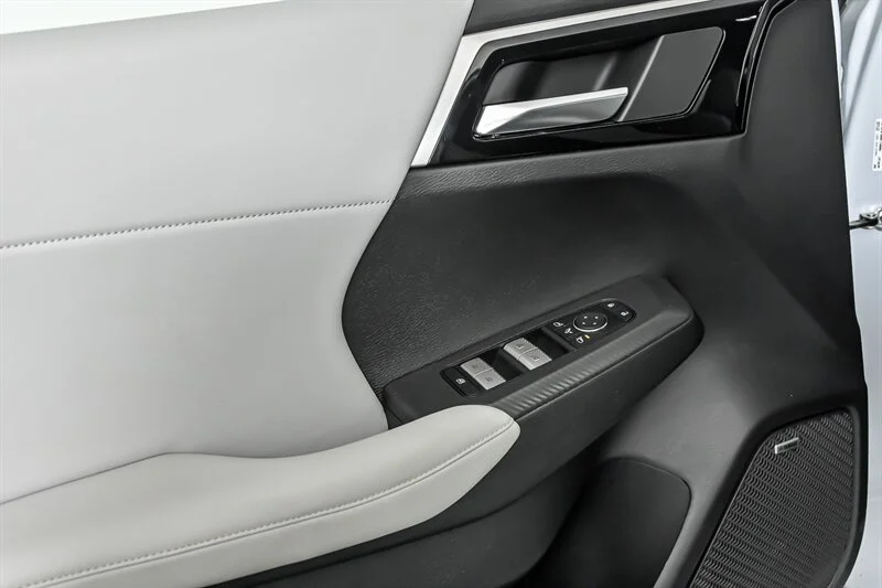 Used 2025 White Diamond Mitsubishi SE image 12