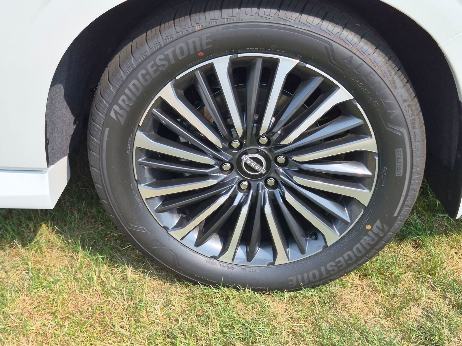 New 2026 Everest White TriCoat / Super Black Two-tone Nissan Platinum Reserve image 11