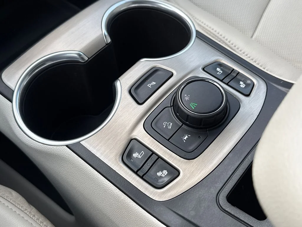 Used 2020 White GMC Denali image 28