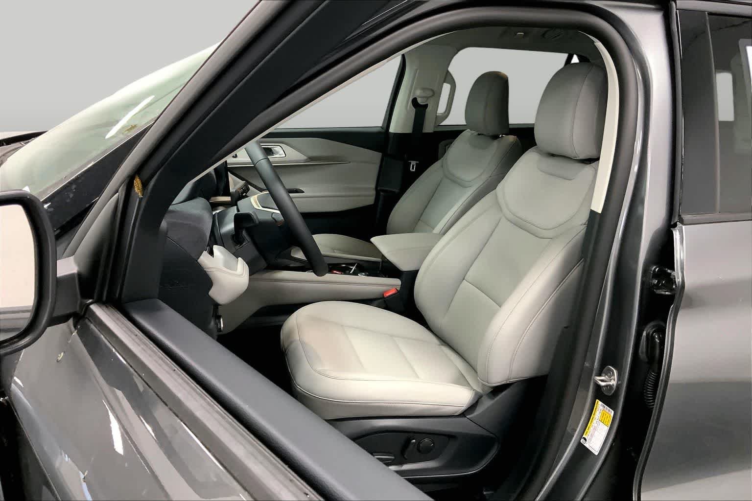 New 2026 Carbonized Gray Metallic Ford Active image 8
