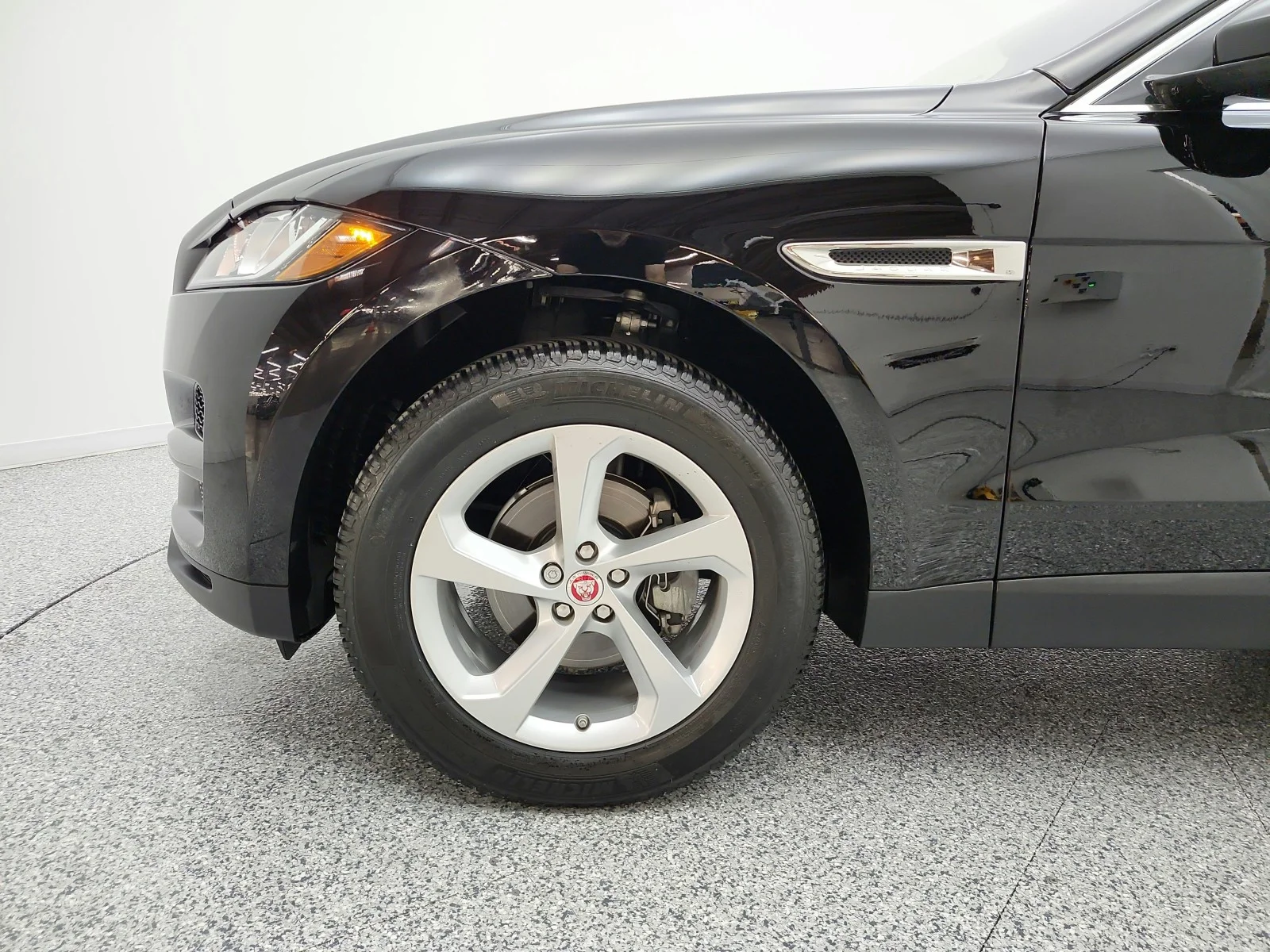 Used 2019 Narvik Black Jaguar 25t Premium AWD image 22