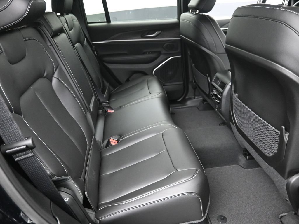 New 2026 Diamond Black Crystal Pearl-Coat Exterior Paint Jeep Limited image 10