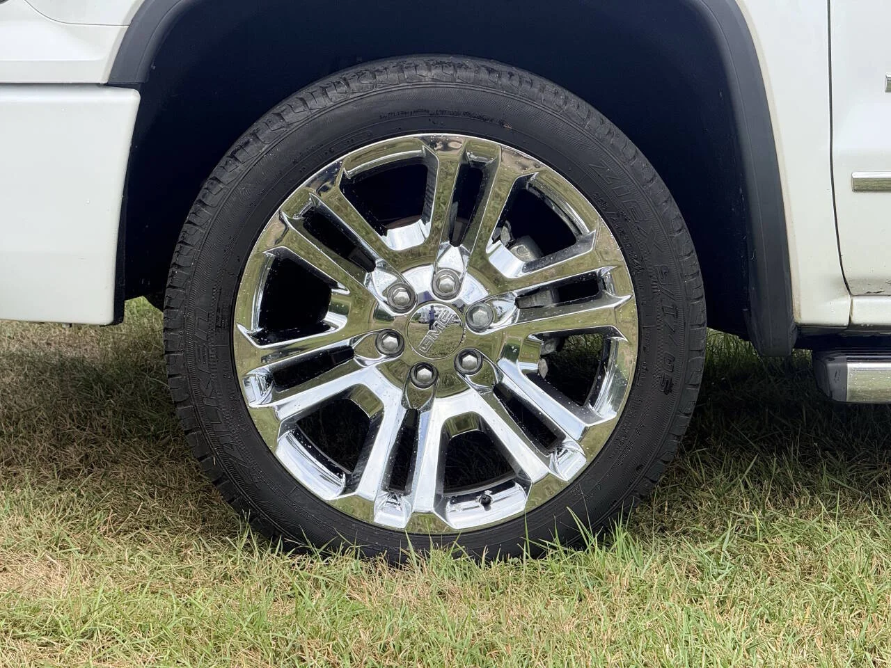 Used 2018 White GMC Denali 4x4 4dr Crew Cab 5.8 ft. SB image 9