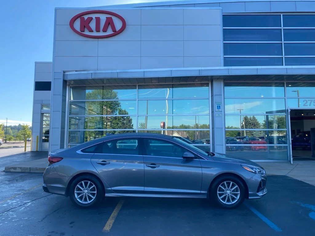 Used 2019 Machine Gray Hyundai SE image 2