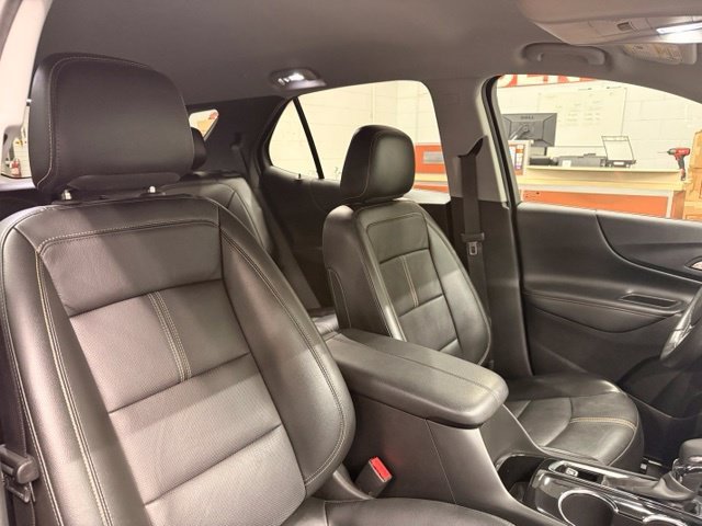 Used 2022 IRIDESCENT PEARL TRICOAT Chevrolet Premier image 23