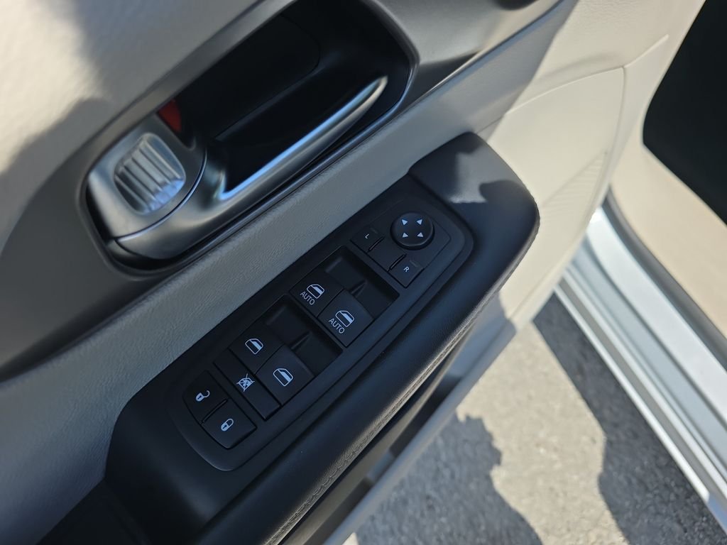 Used 2023 Silver Mist Clearcoat Chrysler Touring L image 19