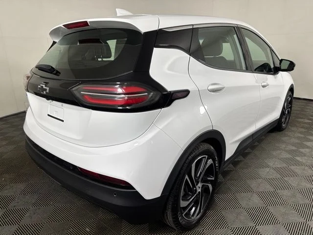 Used 2023 Summit White Chevrolet 2LT image 3