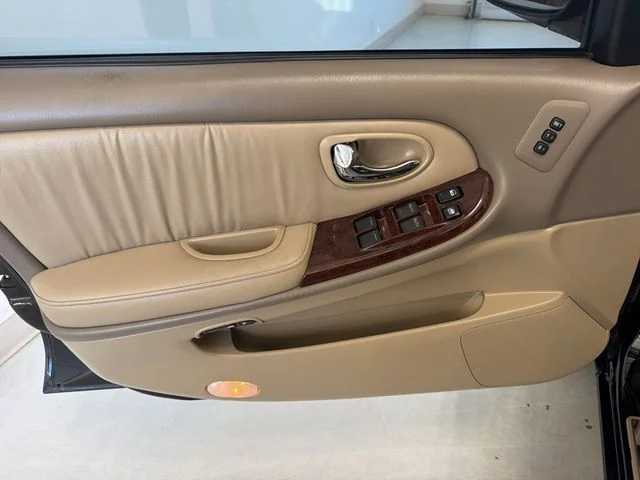 Used 2000 Black Obsidian INFINITI  image 7