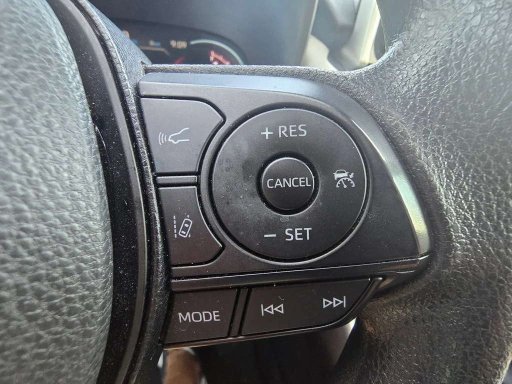 Used 2025  Toyota XLE image 23