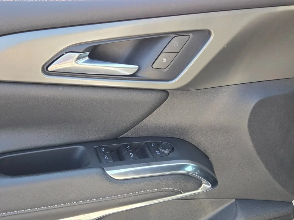 Used 2025 Summit White Chevrolet LT image 18