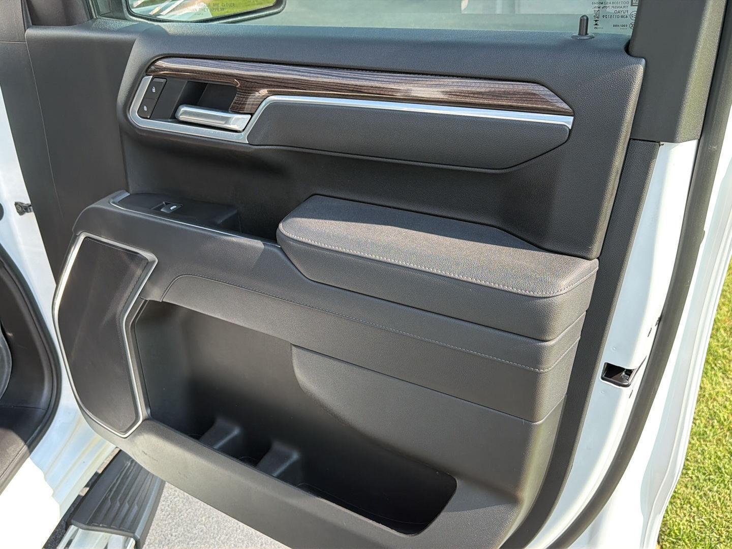 Used 2025 Summit White Chevrolet LT image 14