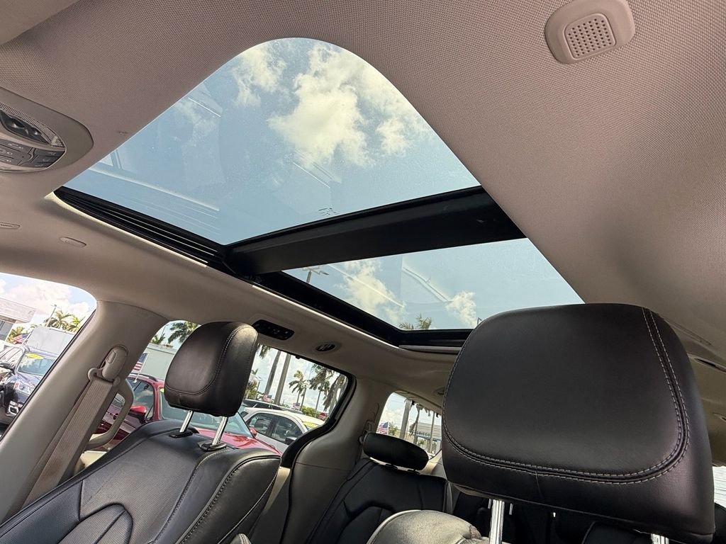 Used 2019 White Chrysler Limited image 22