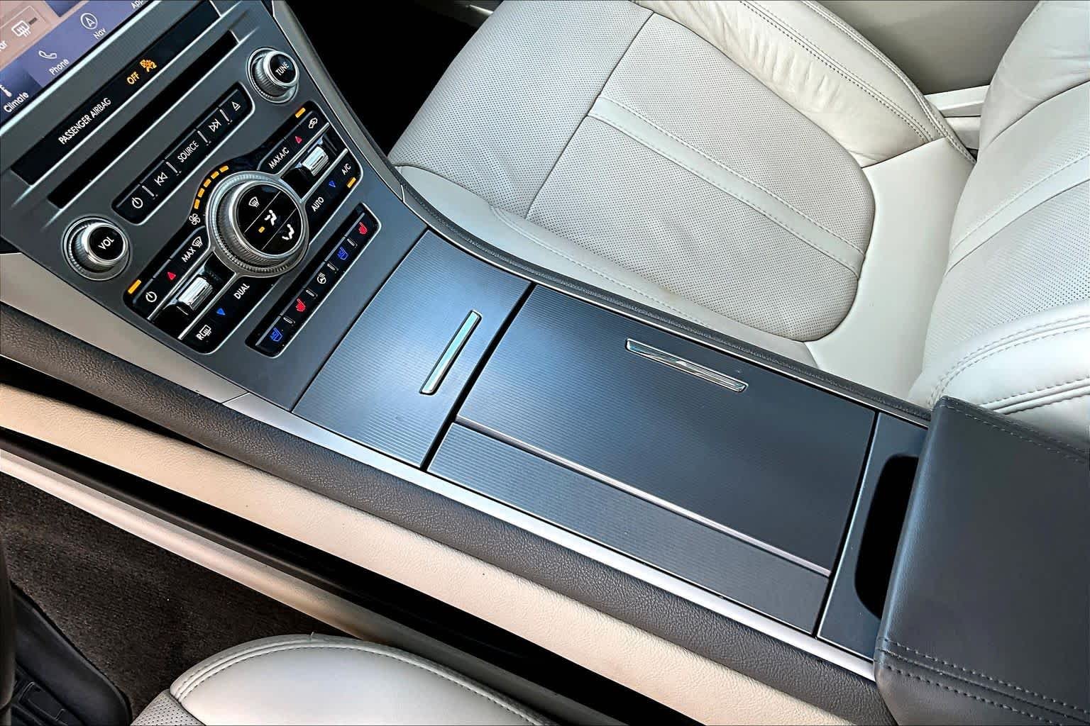 Used 2020 White Platinum Metallic Tri-Coat Lincoln Reserve image 17