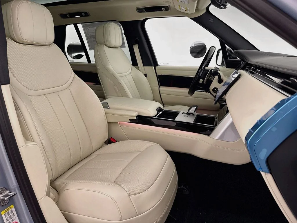 New 2026 Ionian Silver in Gloss finish Land Rover SE image 29