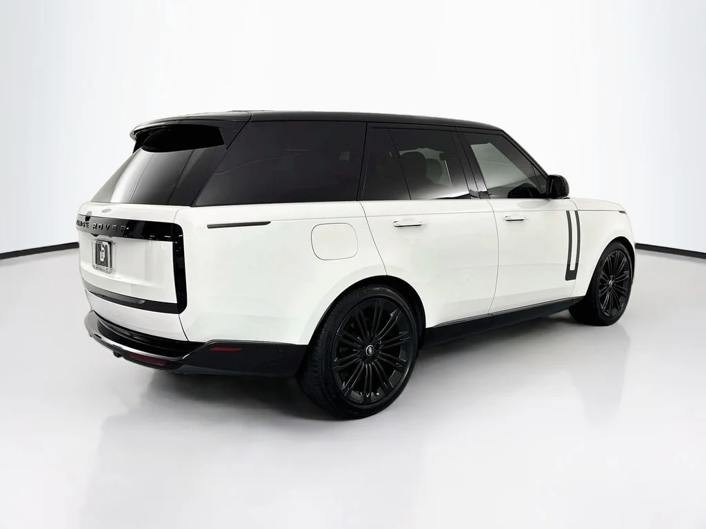 Used 2025 White Land Rover SE image 5
