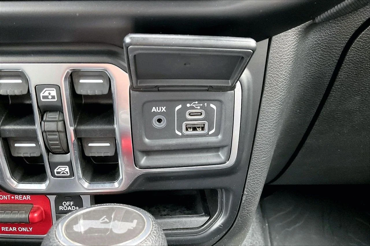 Used 2021  Jeep Rubicon image 16