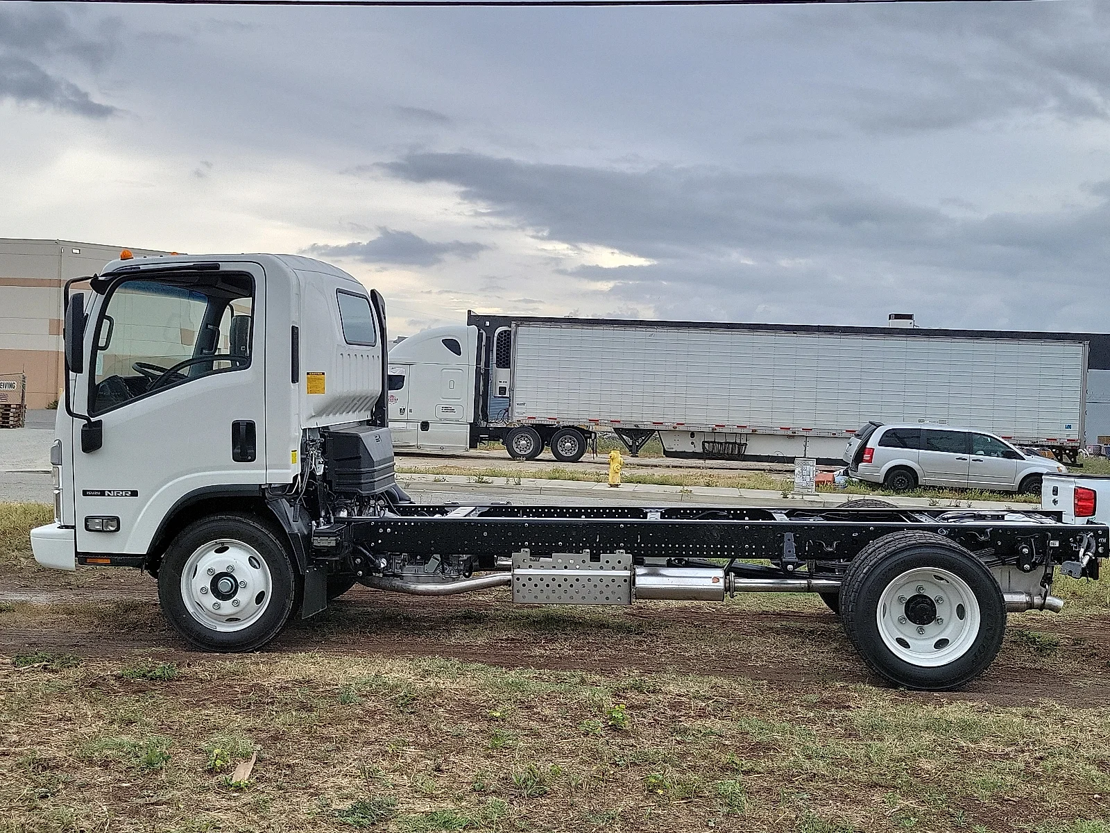 New 2026 ARCTIC WHITE ISUZU  image 6