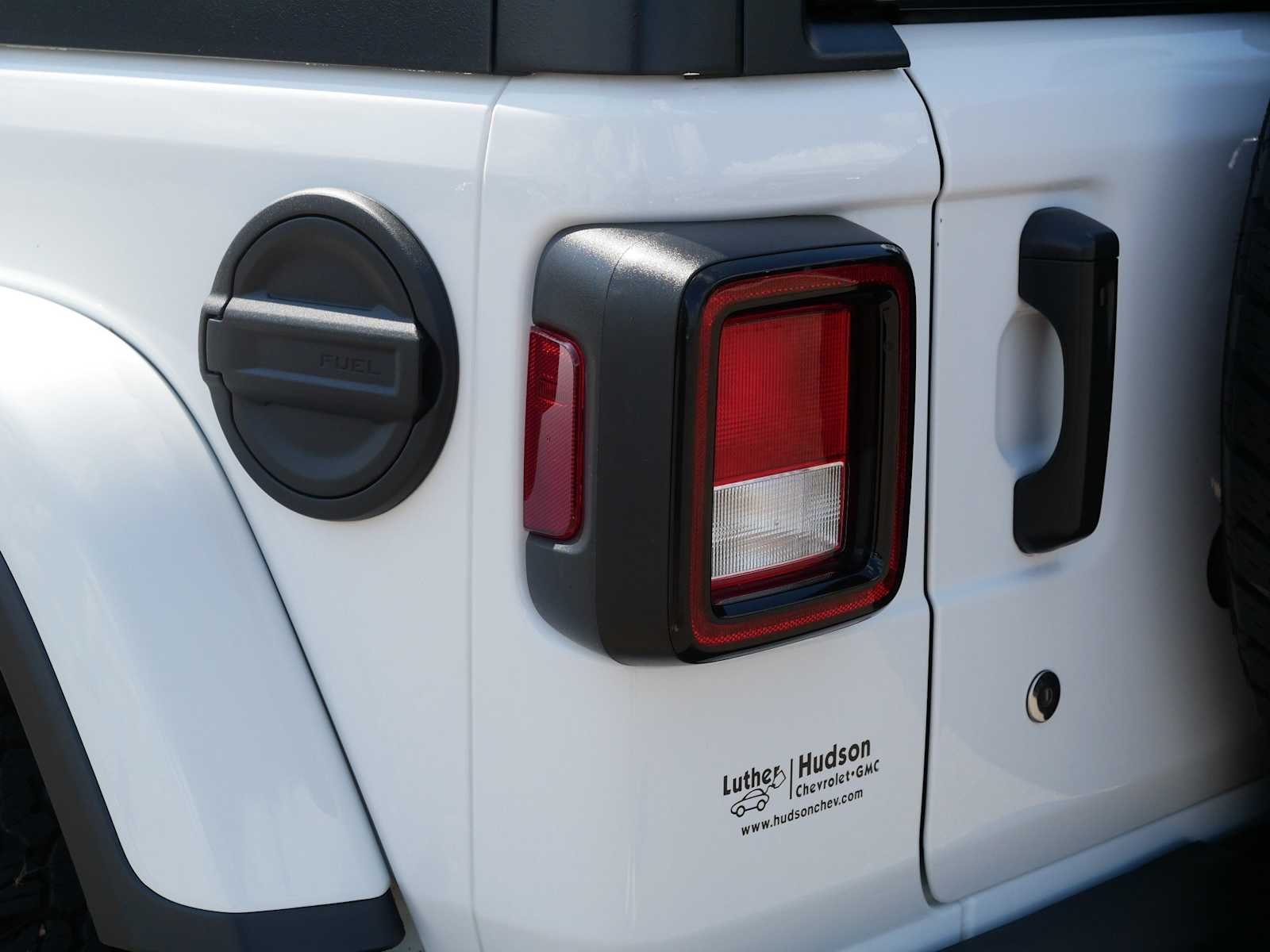 Used 2018 Bright White Jeep Sahara image 17