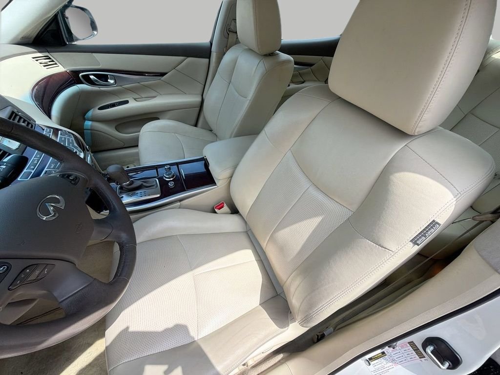 Used 2019 White INFINITI 3.7 image 16