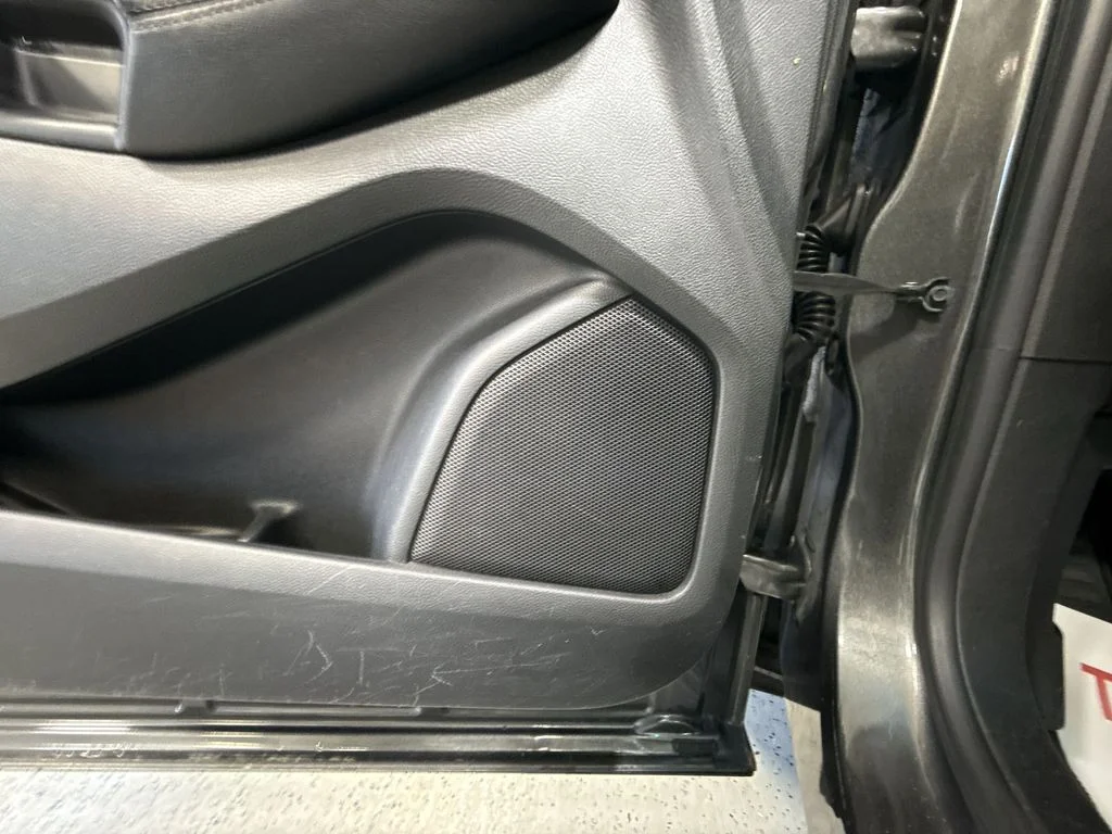 Used 2015 Magnetic Metallic Ford SEL image 32