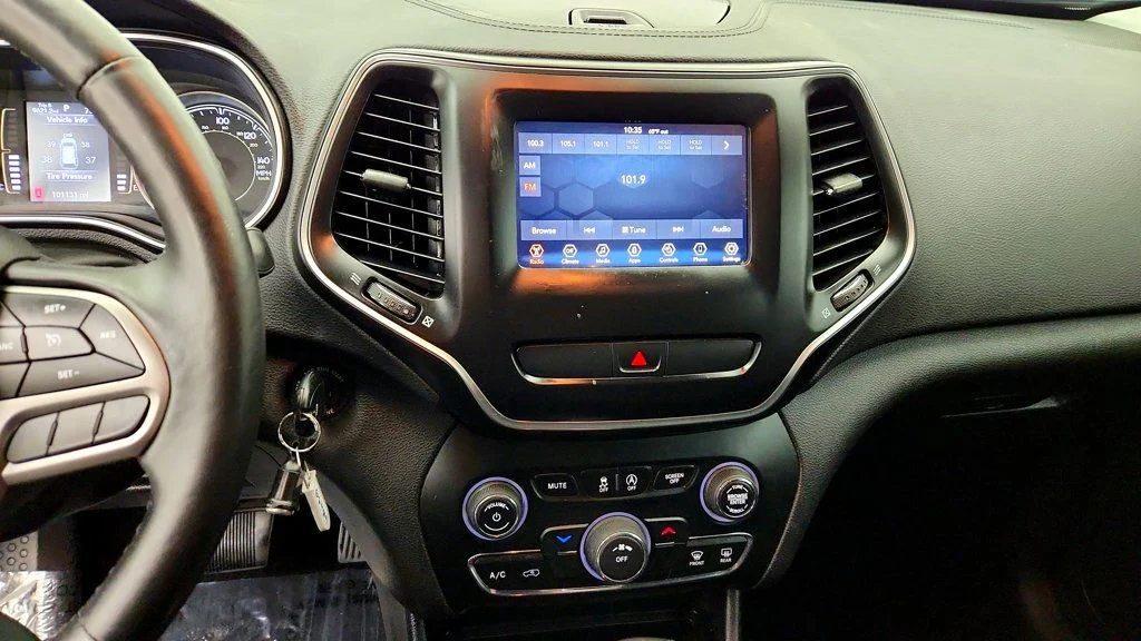 Used 2019 Bright White Clearcoat Jeep Latitude FWD image 17