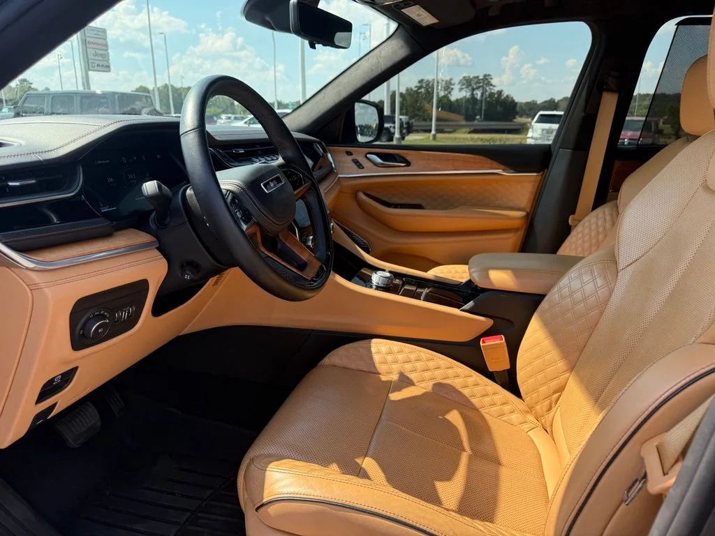 Used 2023 Gray Jeep Summit Reserve image 4
