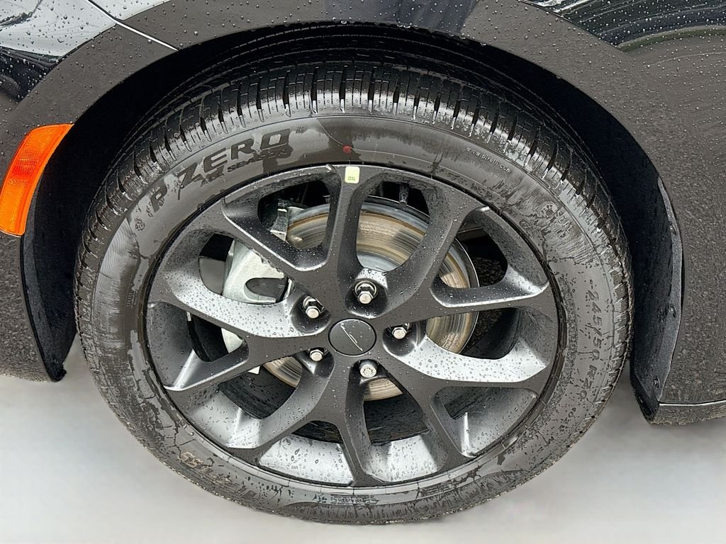 New 2027 Diamond Black Crystal Pearl-Coat Exterior Paint Chrysler Limited image 9