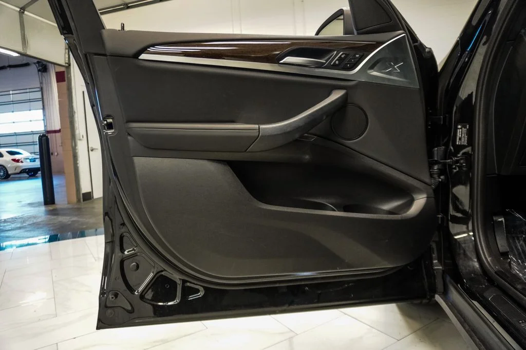 Used 2022 Black BMW sDrive30i image 22