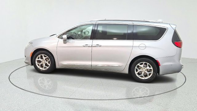Used 2017 Silver Chrysler Limited image 7
